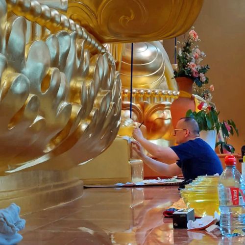 Pose de feuilles d'or, Fundacion Sakya, Espagne, 2022. Photo : Yoji Nishi.